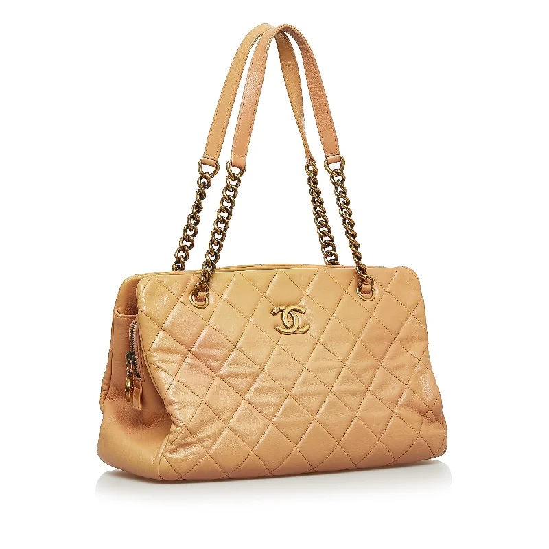 Chanel CC Crown Shoulder Bag (vupW7L)